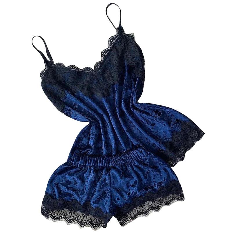 Traje de renda e veludo Azul com detalhes em preto. O traje inclui um top com alças e decote em V, bem como um short com laço