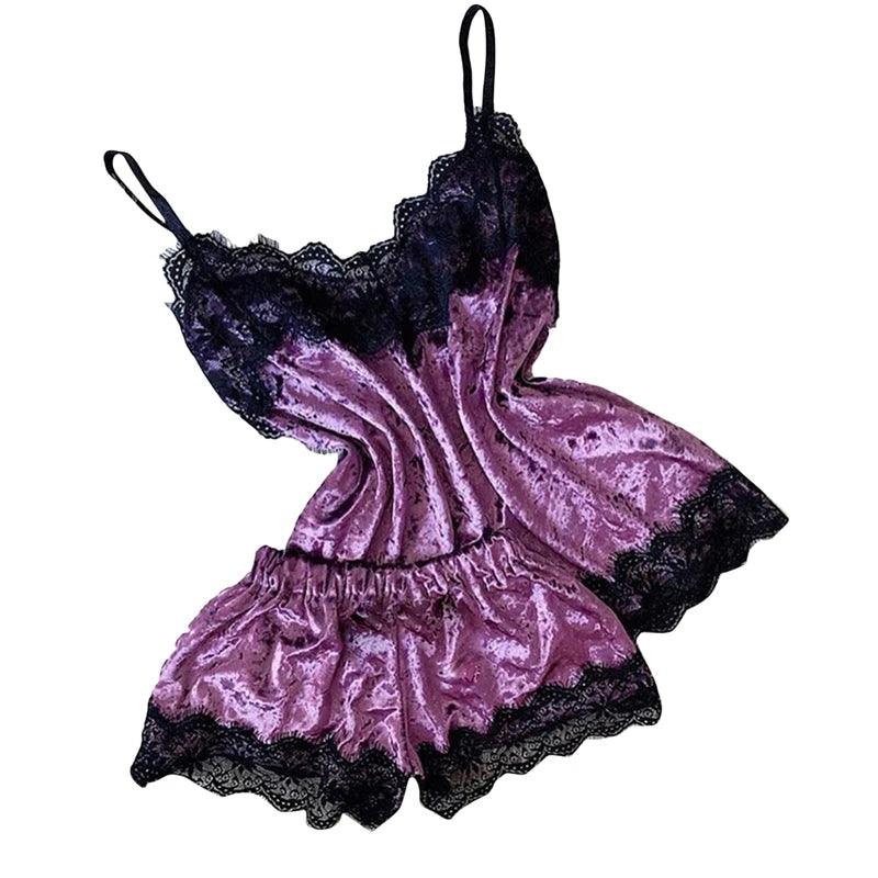 Traje de renda e veludo Lilás com detalhes em preto. O traje inclui um top com alças e decote em V, bem como um short com laço