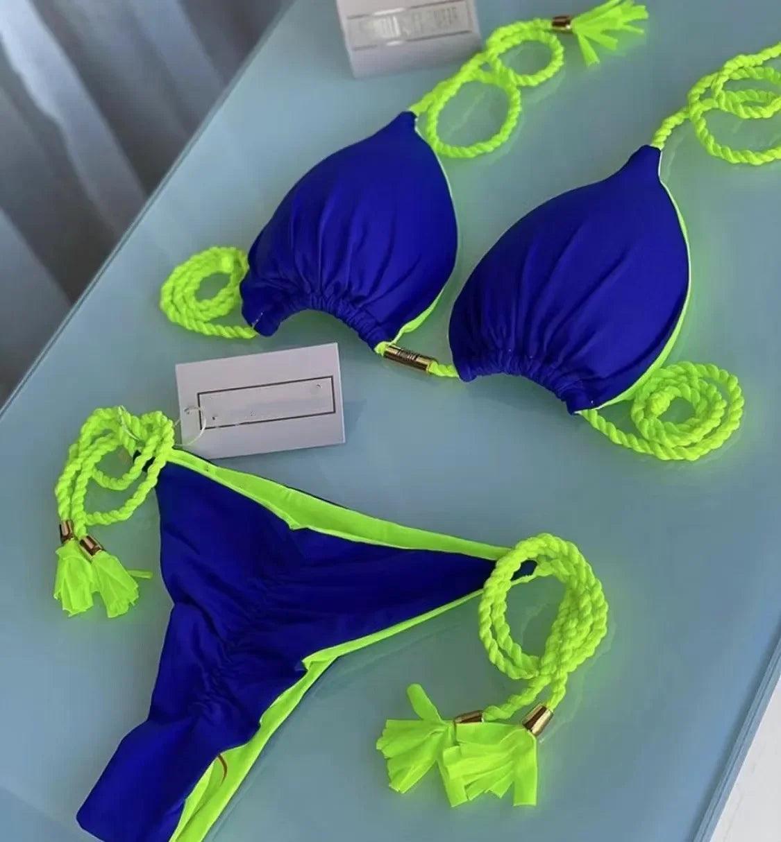conjunto de biquíni azul vibrante e verde neon com elementos decorativos de corda