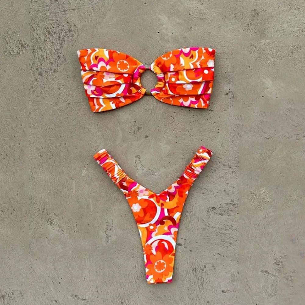 Biquíni estampado retro com padrão floral em tons de laranja e rosa, top tomara que caia plissado com argola central.