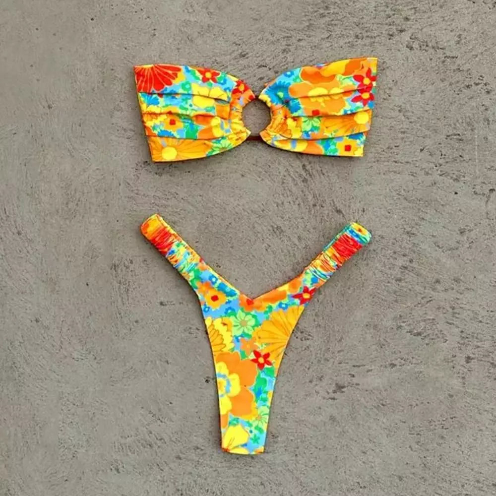 Biquíni estampado com flores , top tomara que caia drapeado com argola e calcinha fio dental.