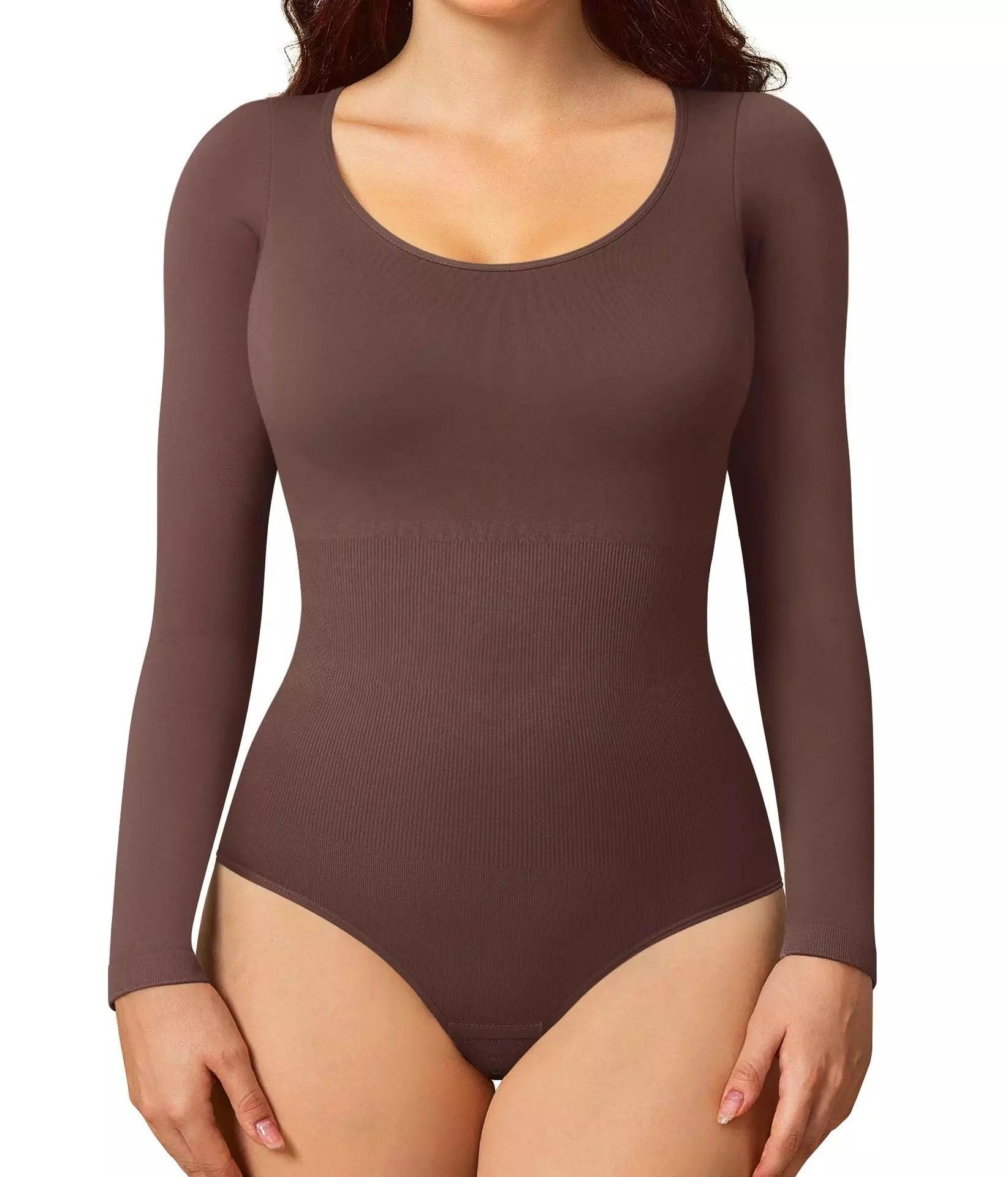 Body manga longa marrom chocolate com decote canoa, tecido seamless com compressão moderada para modelagem natural da silhueta