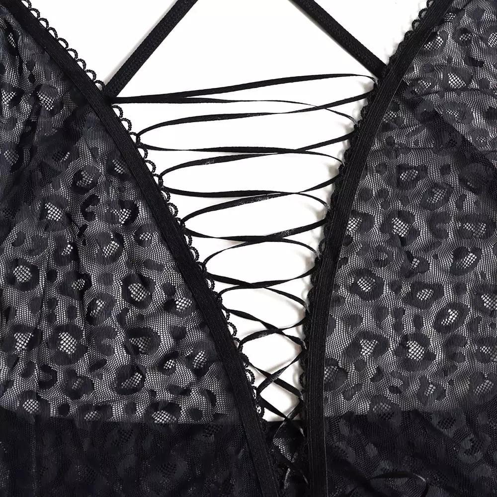Detalhe de body preto com renda de textura leopardo e amarração frontal em cruz
