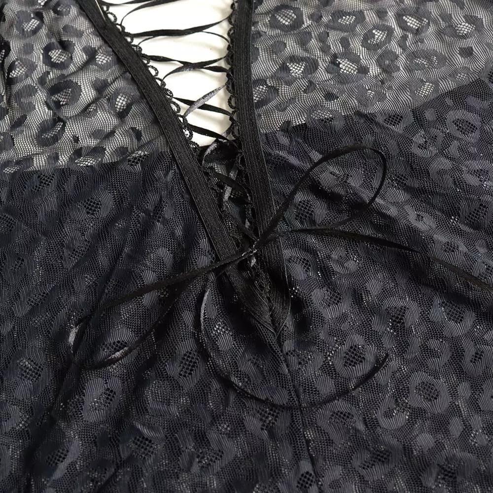 Detalhe close de body preto com renda texturizada e amarração frontal em cruz