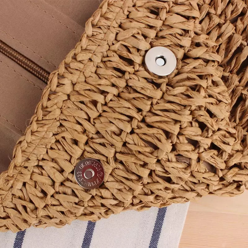 Detalhe bolsa de palha trançada com fecho magnético - acessório artesanal verão