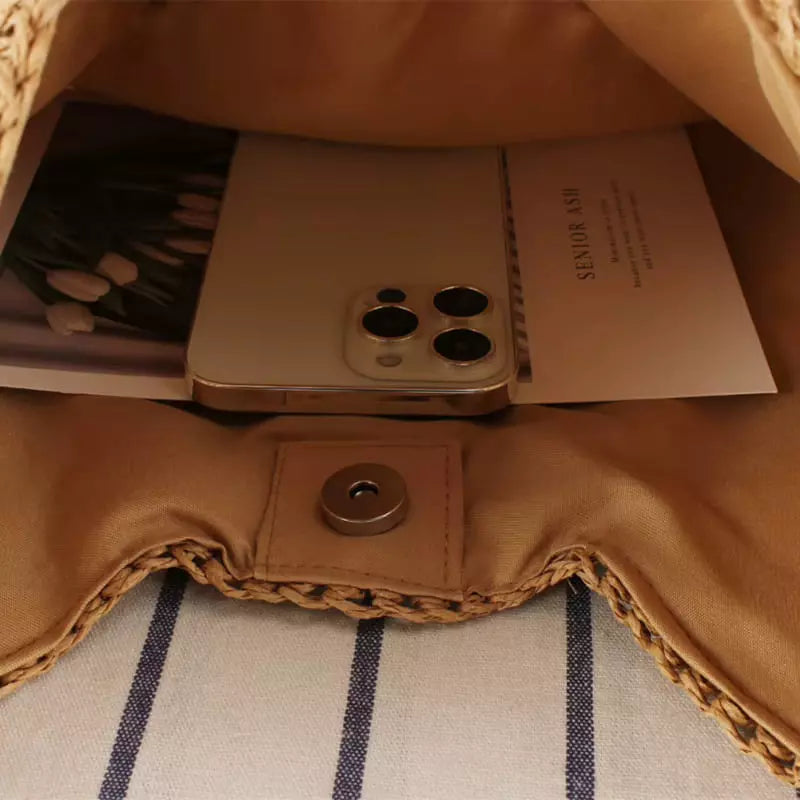 Interior espaçoso bolsa de crochê com bolso interno e fecho magnético dourado