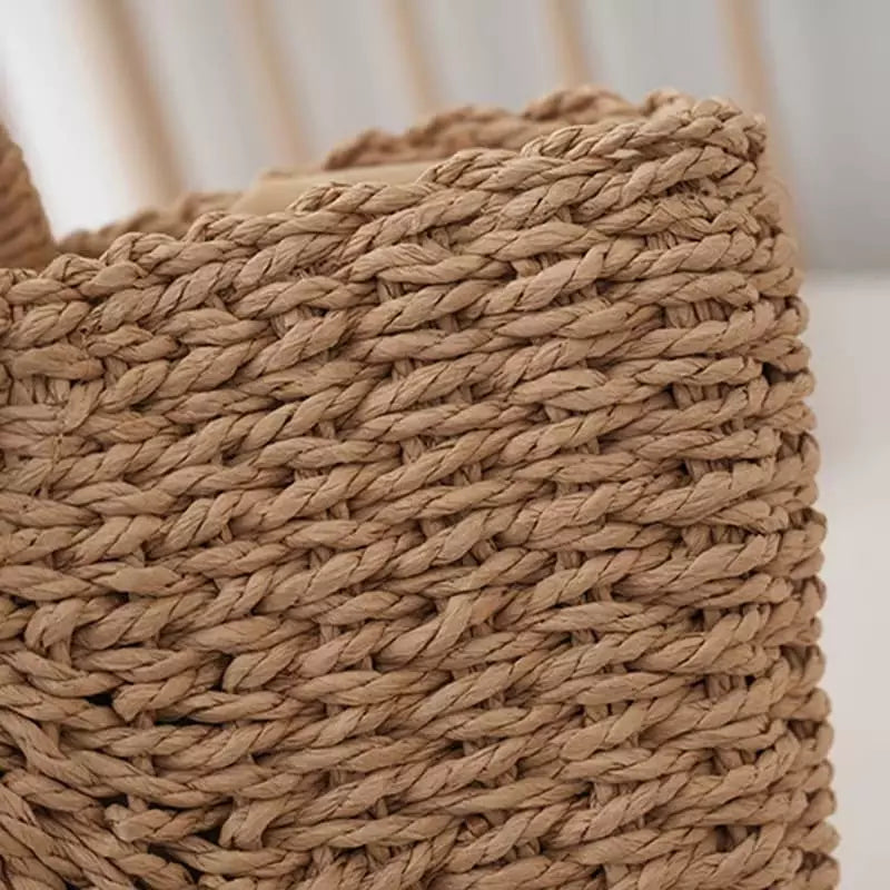 Bolsa de palha trançada artesanal com textura natural e alças circulares