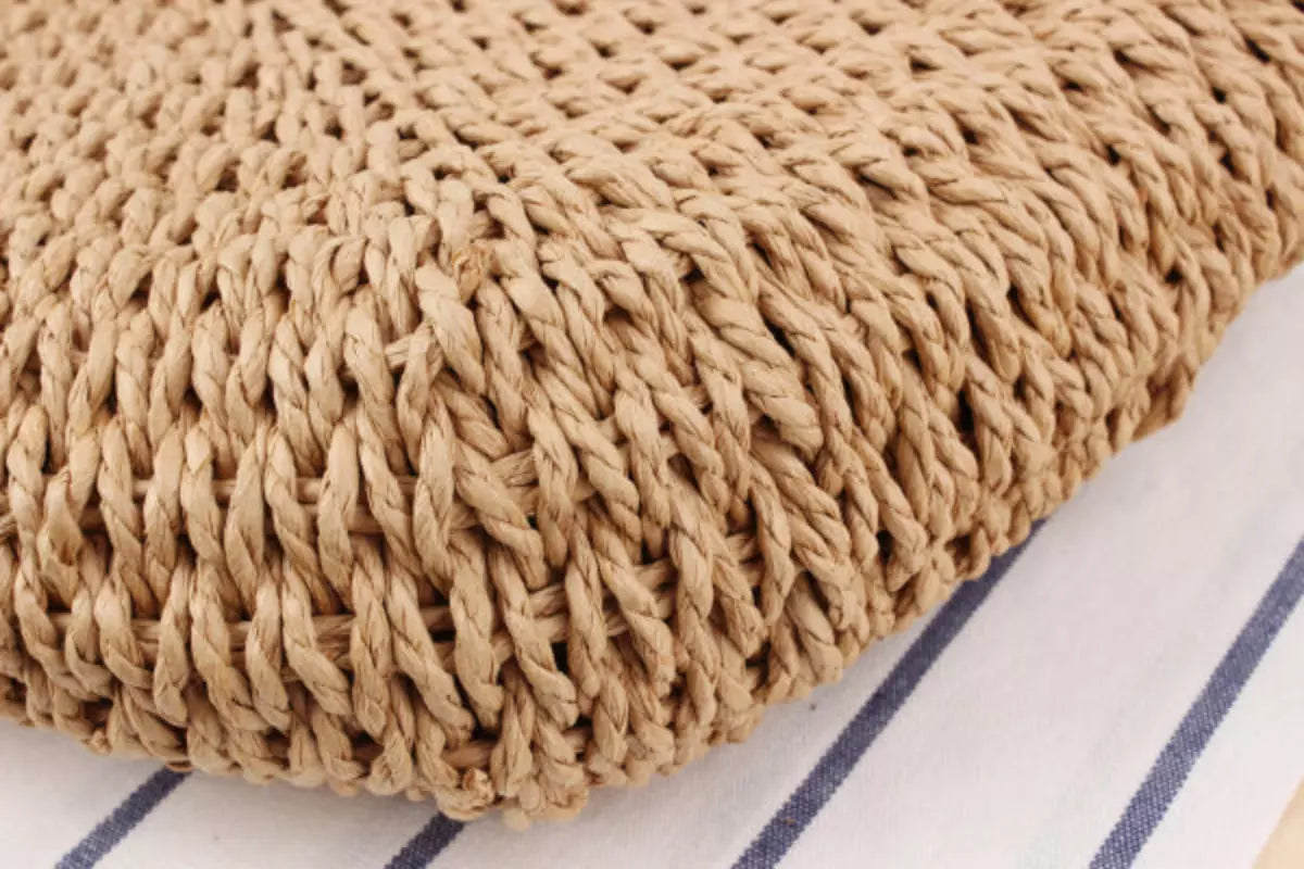 Detalhe da textura trançada de bolsa de palha artesanal com fibras naturais