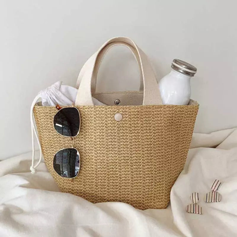 Bolsa de palha com alças Brancas organizada com garrafa, óculos e acessórios do dia a dia