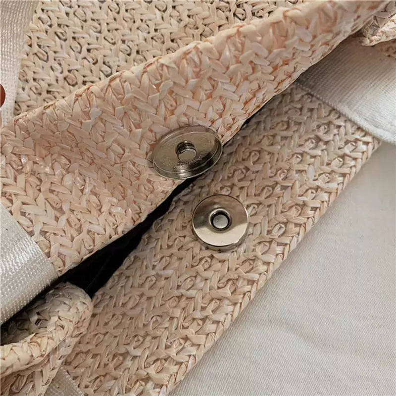 Close-up fecho magnético bolsa de palha, textura trançada natural, detalhes acabamento
