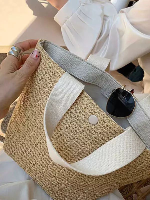 Mulher segurando bolsa de palha com alças brancas, óculos escuros, estilo casual praia