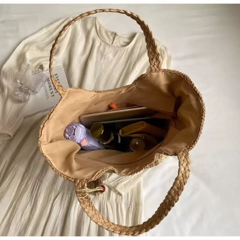 Bolsa de palha aberta mostrando interior espaçoso com forro - capacidade bolsa artesanal