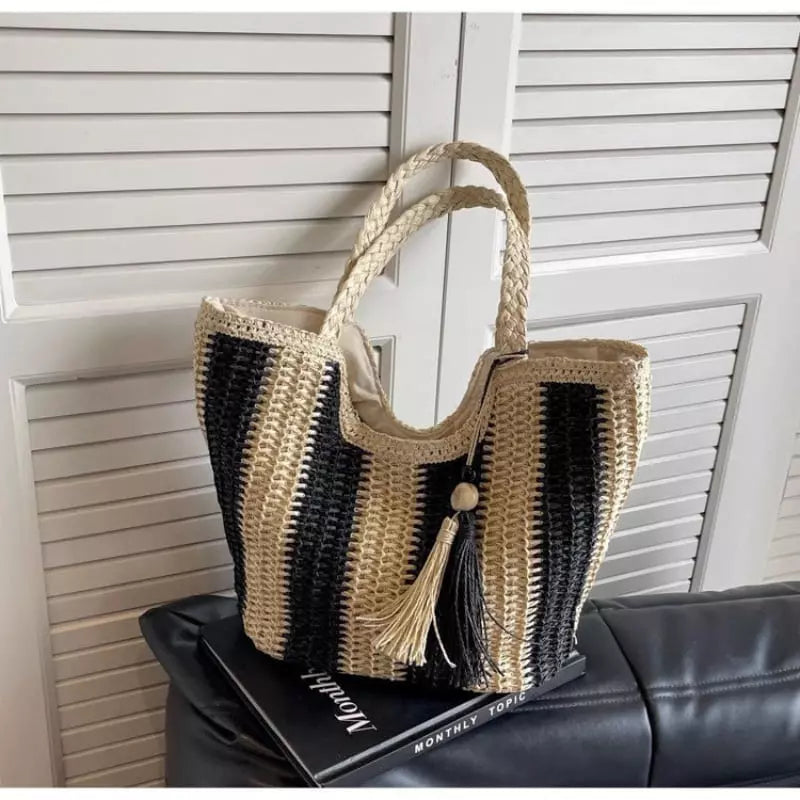 Bolsa de palha listrada bege e preta com franja - sacola feminina artesanal estilo boho