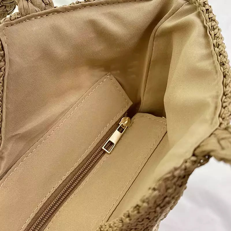 Interior bolsa palha com forro bege e bolso com zíper - detalhe acabamento interno