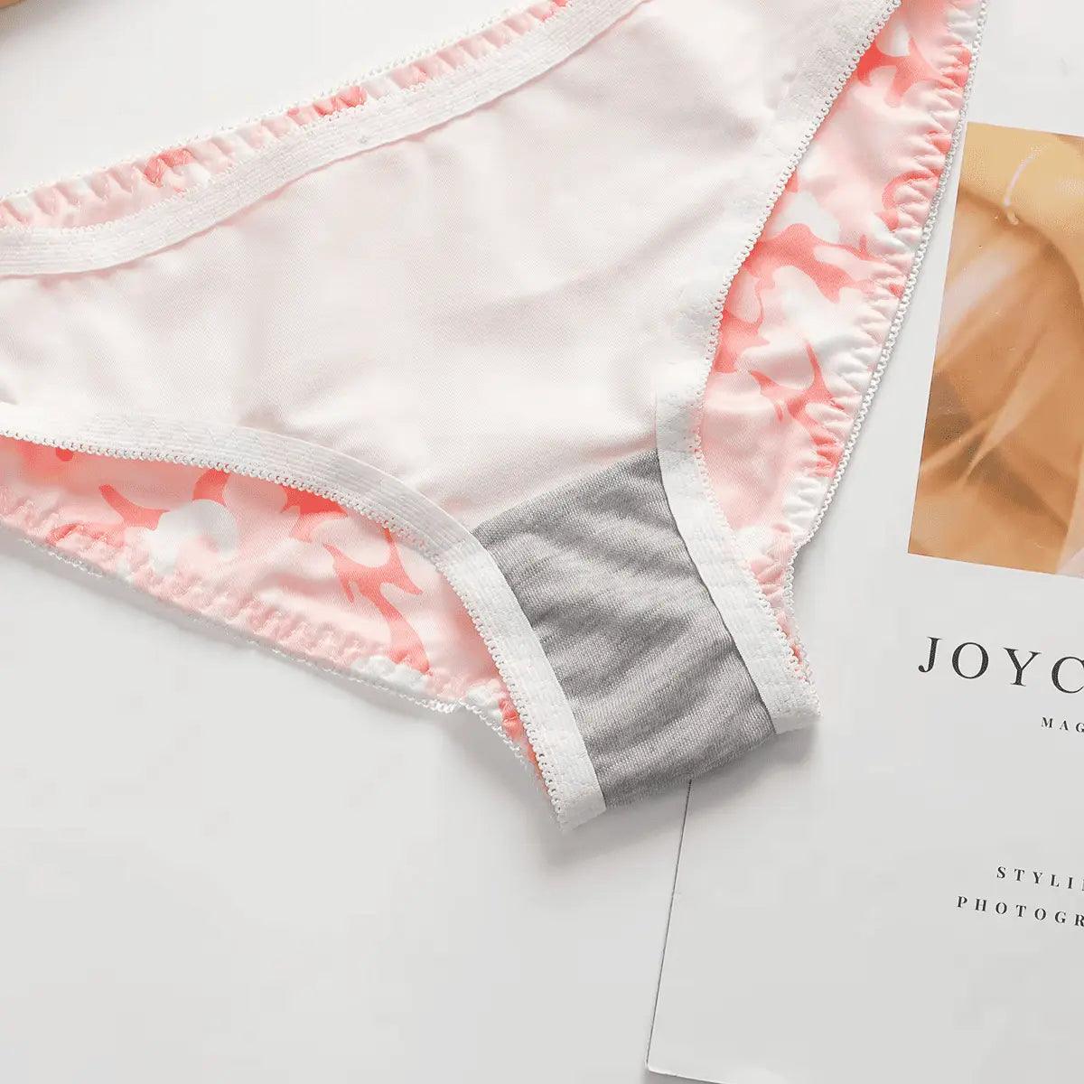 Calcinha feminina branca e rosa com detalhes em estampa delicada e forro interno cinza