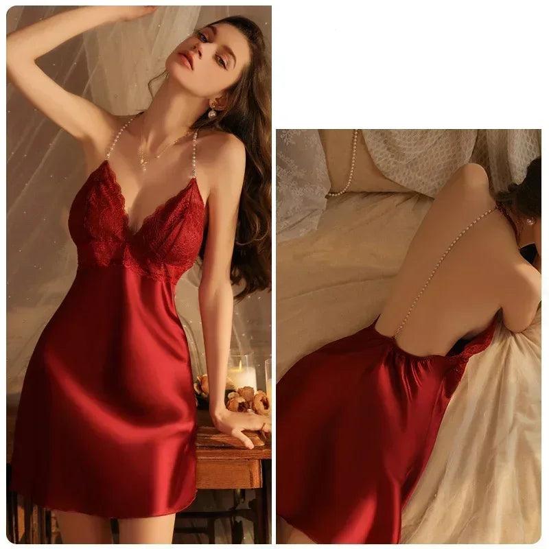 Conjunto de duas imagens de camisola vermelha de cetim com renda, frente e costas, adornada com alças de pérolas.