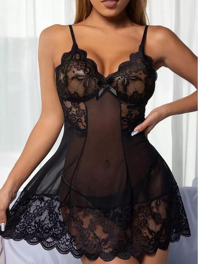 Mulher usando camisola rendada Preta, com detalhes em renda sentada na cama.