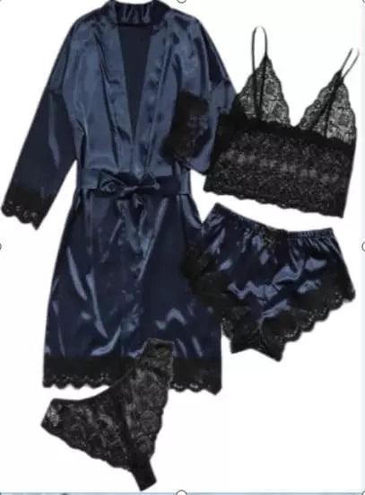 Conjunto de lingerie azul com robe de cetim, shorts e top com detalhes em renda preta, estilo romântico.