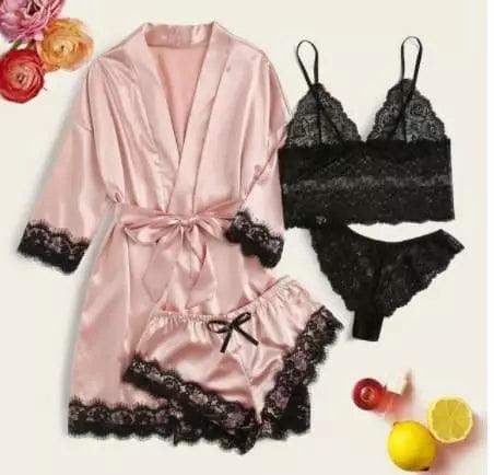 Conjunto de lingerie rosa com robe de cetim, shorts e top com detalhes em renda preta, estilo romântico.