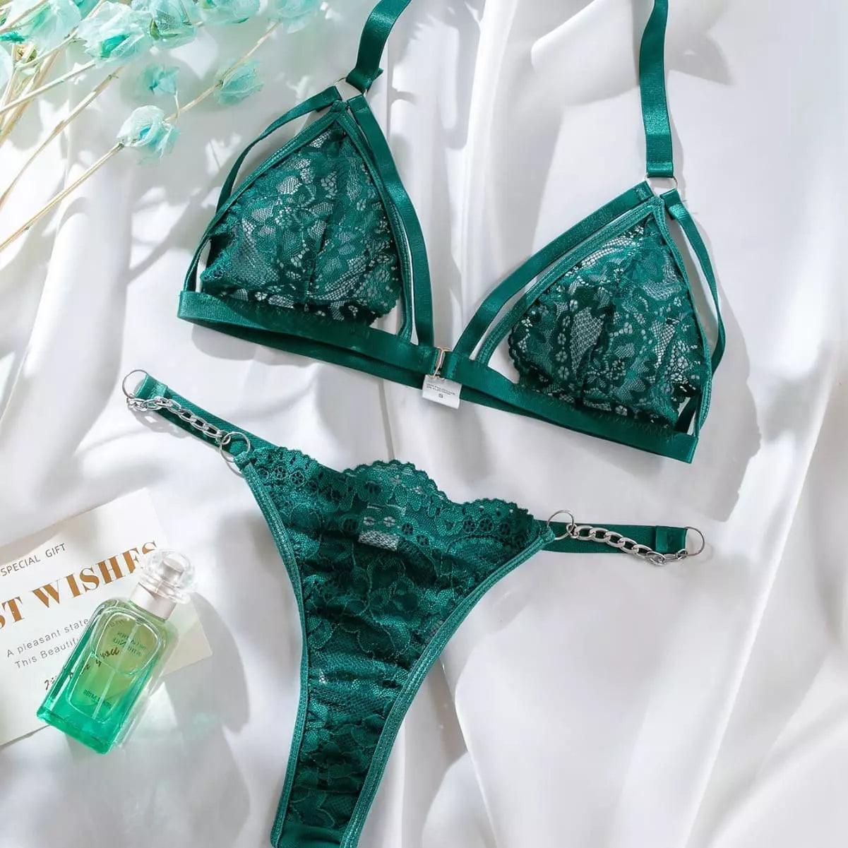 Conjunto de lingerie verde esmeralda em renda floral com top triangular e calcinha com correntes laterais