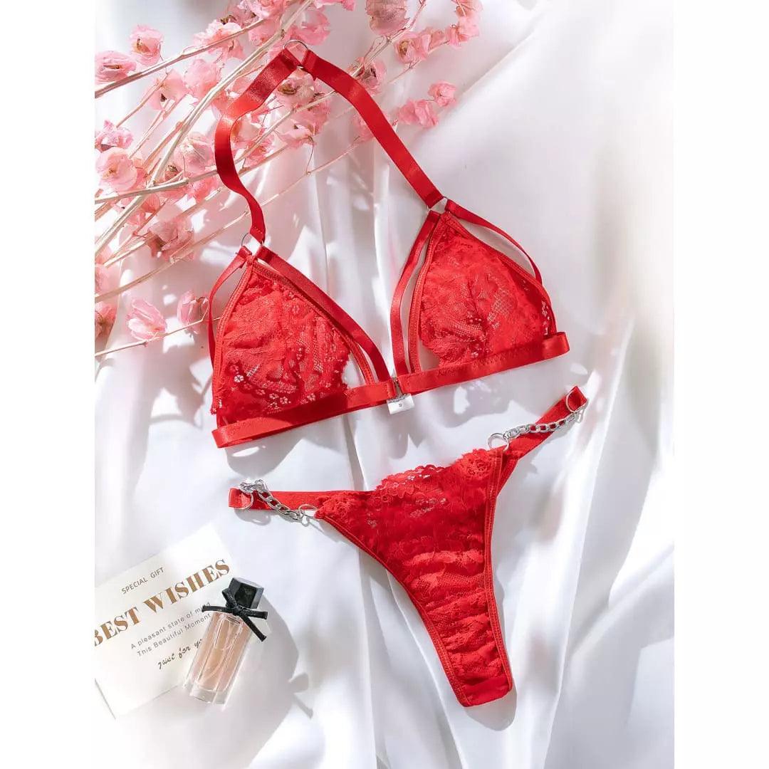 Conjunto de lingerie vermelho em renda delicada com top triangular e calcinha com correntes decorativas
