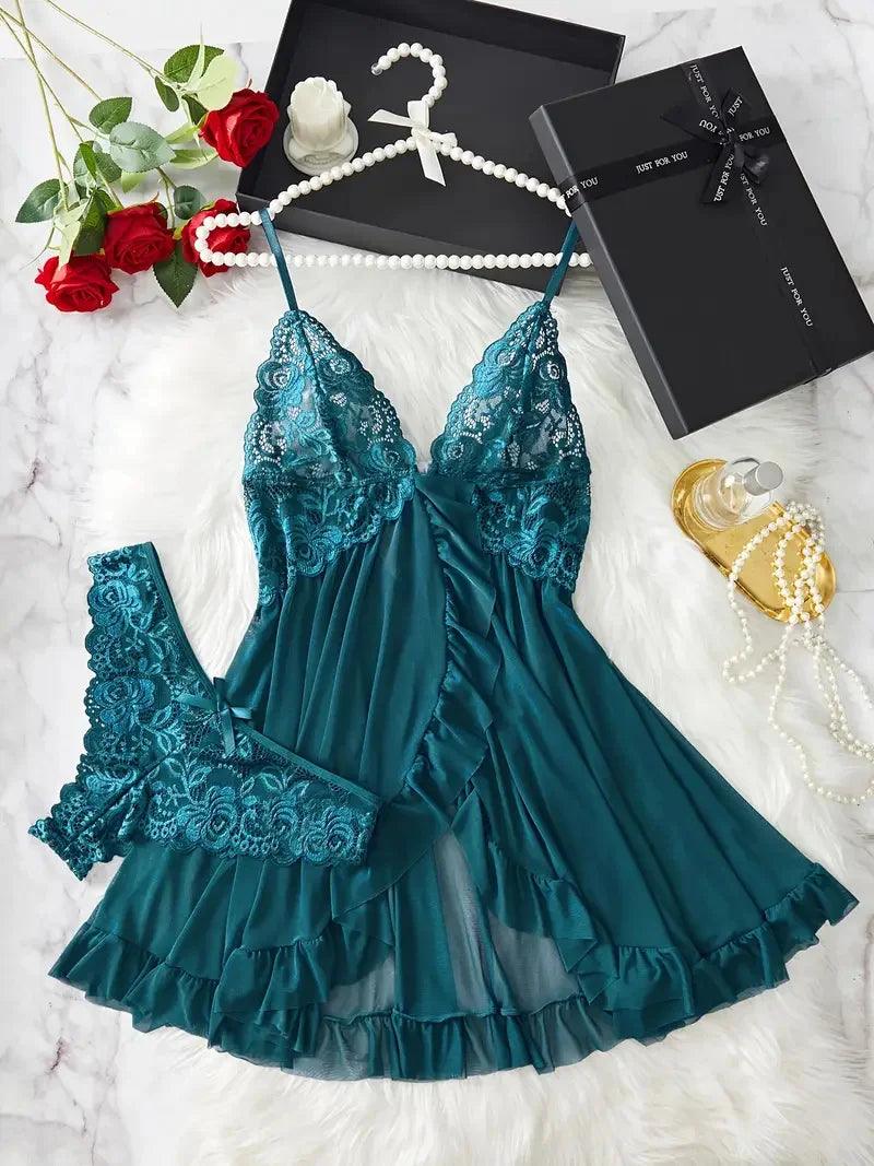 Elegante camisola de renda verde e cetim com enfeites florais e detalhes de babados.