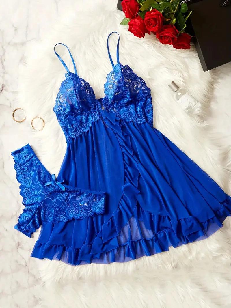Elegante camisola de renda Azul e cetim com enfeites florais e detalhes de babados.