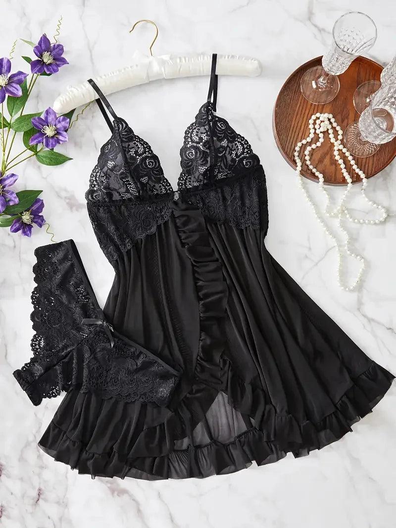 Elegante camisola de renda preta e cetim com enfeites florais e detalhes de babados.