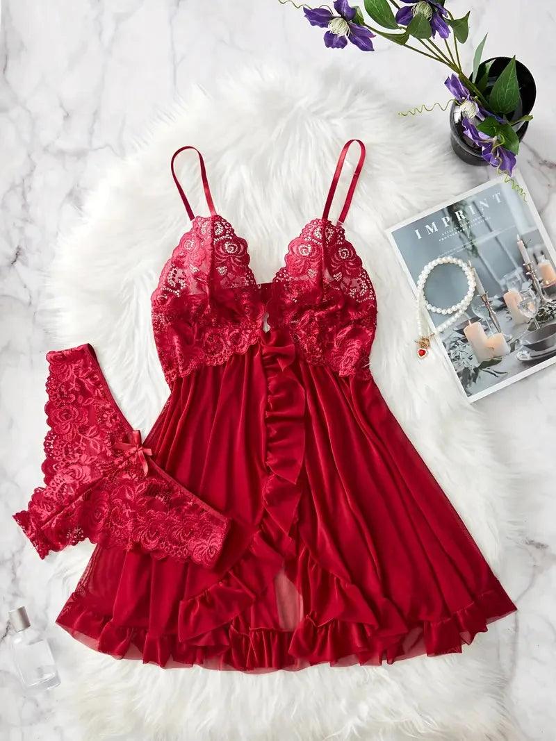 Elegante camisola de renda vermelha e cetim com enfeites florais e detalhes de babados.