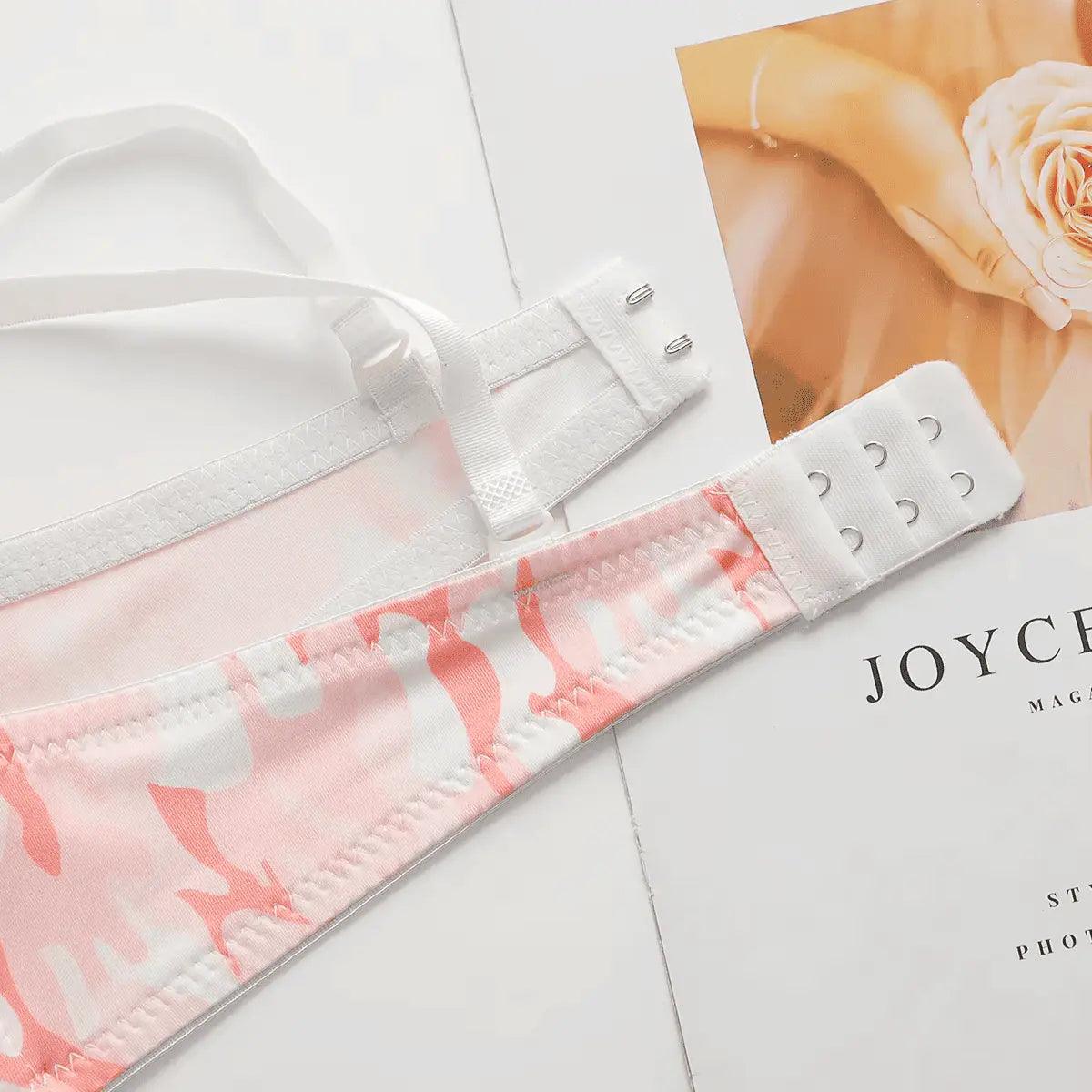 Detalhe do fecho de sutiã branco com estampa rosa delicada e três níveis de ajuste