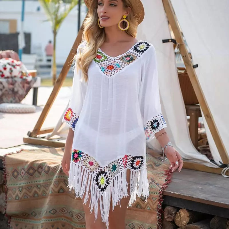 Túnica branca decote V com crochê colorido e franjas - saída de praia feminina