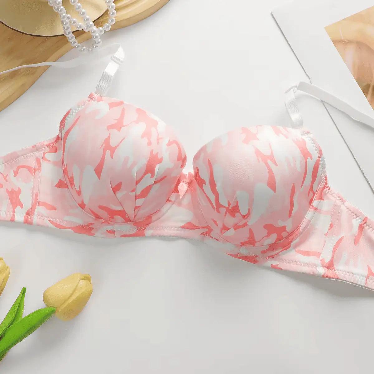 Sutiã meia taça rosa e branco estampado com alças ajustáveis, decorado com colar de pérolas e tulipa amarela