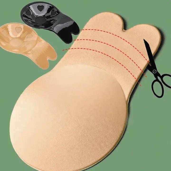 Sutiã adesivo silicone invisível com corte personalizado, nas cores bege e preto, fundo verde.