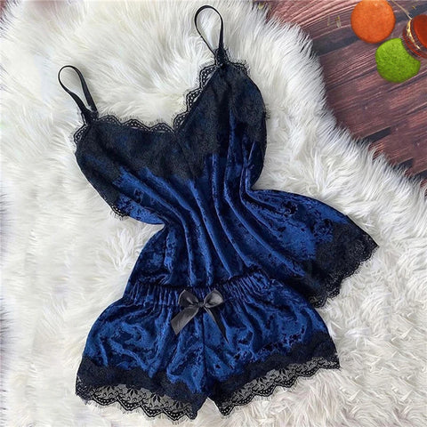 Traje de renda e veludo Azul com detalhes em preto. O traje inclui um top com alças e decote em V, bem como um short com laço