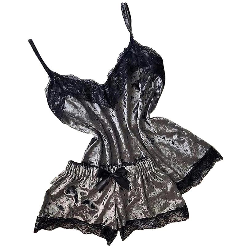 Traje de renda e veludo Cinza com detalhes em preto. O traje inclui um top com alças e decote em V, bem como um short com laço