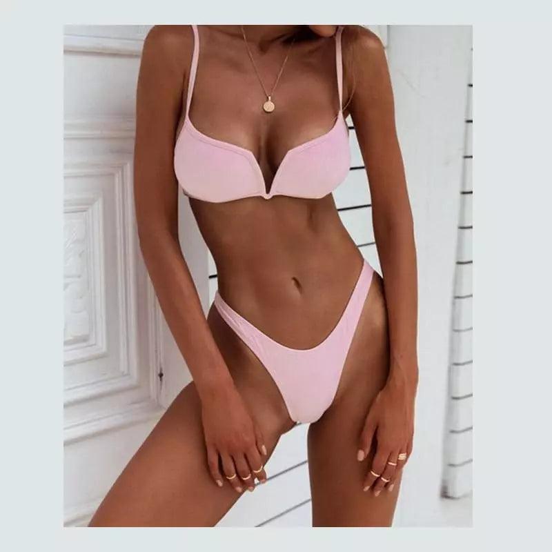 Biquíni rosa claro com top meia taça estruturado e calcinha asa delta cavada, design elegante e minimalista.