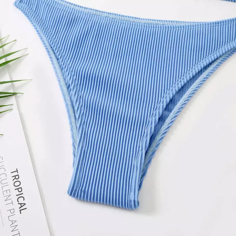 Calcinha biquíni azul canelada com textura nervurada e acabamento delicado, estilo moderno.