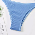 Calcinha biquíni azul canelada com textura nervurada e acabamento delicado, estilo moderno.