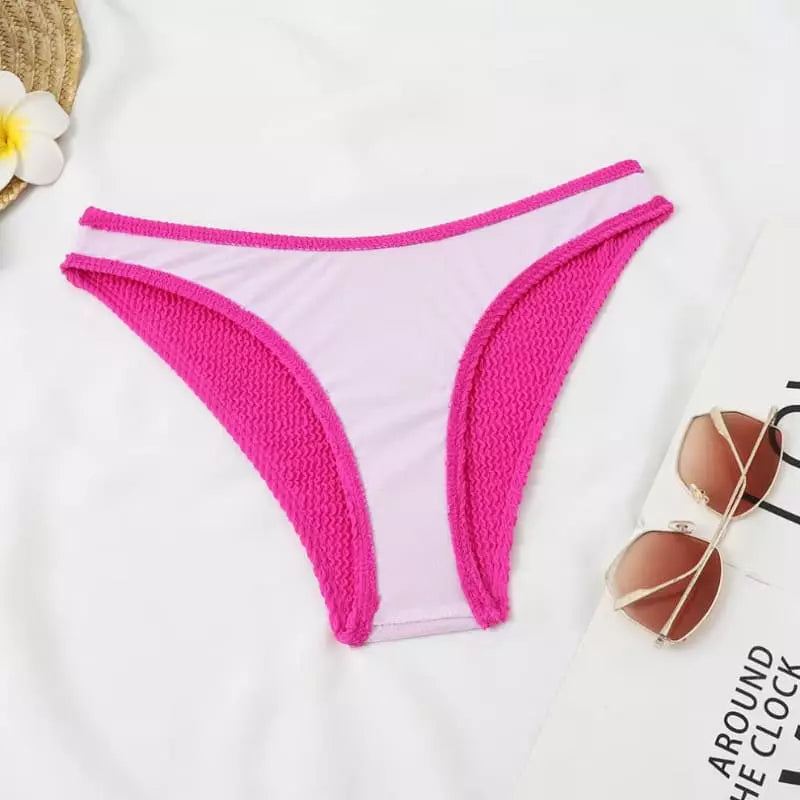 Calcinha biquíni branca com acabamento pink texturizado e óculos dourados, estilo tropical.