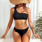 Biquíni preto canelado um ombro só com chapéu de palha, look elegante para praia e piscina.