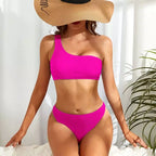 Biquíni pink canelado um ombro só com chapéu de palha, look vibrante e moderno para verão.