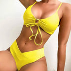 Biquíni amarelo com top de amarração frontal e calcinha cintura alta, design moderno em tecido liso.