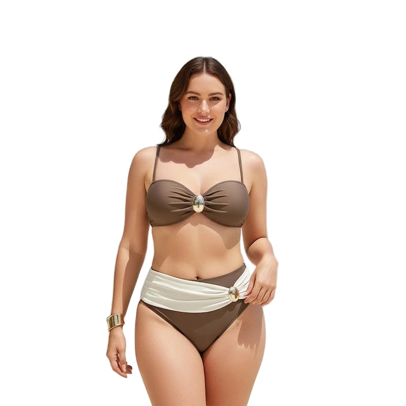 Biquíni marrom com faixa branca diagonal e aplicação dourada