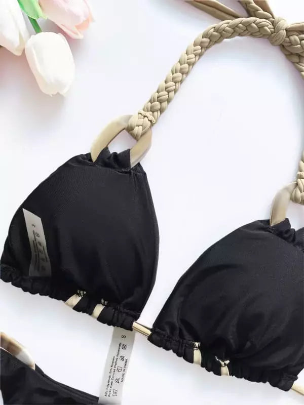Top biquíni preto com bojo e alças trançadas bege, modelo frufru com amarração