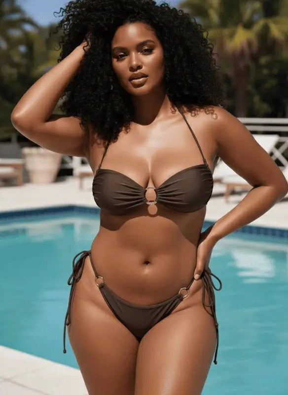 Biquíni marrom com argolas douradas e amarração lateral