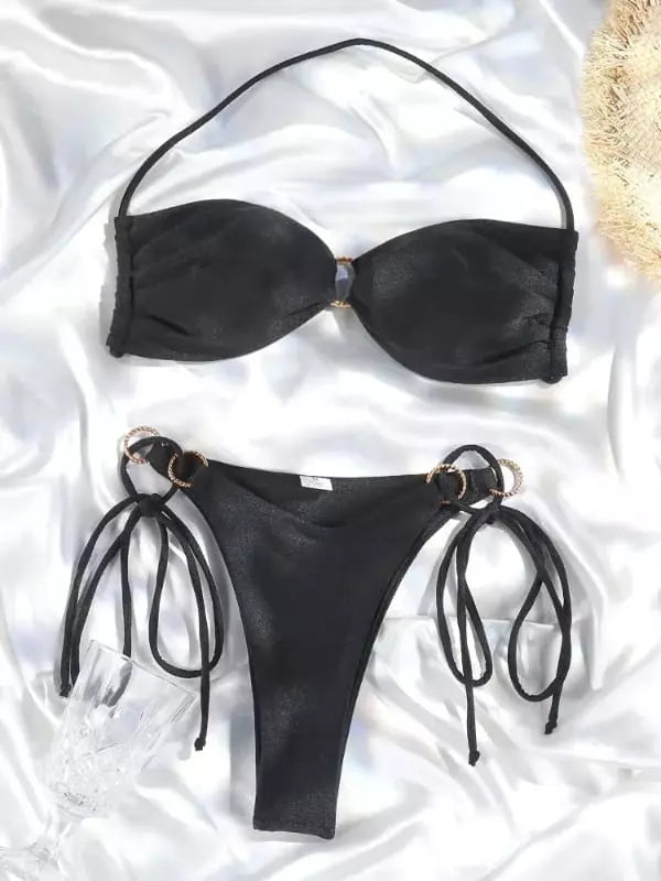 Biquíni preto com argola dourada e amarração lateral ajustável