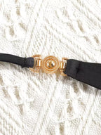 Fivela dourada circular decorativa com detalhes em relevo para biquíni preto
