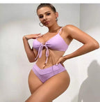 Biquíni lilás com top de amarração frontal e calcinha cintura alta, design minimalista e elegante.