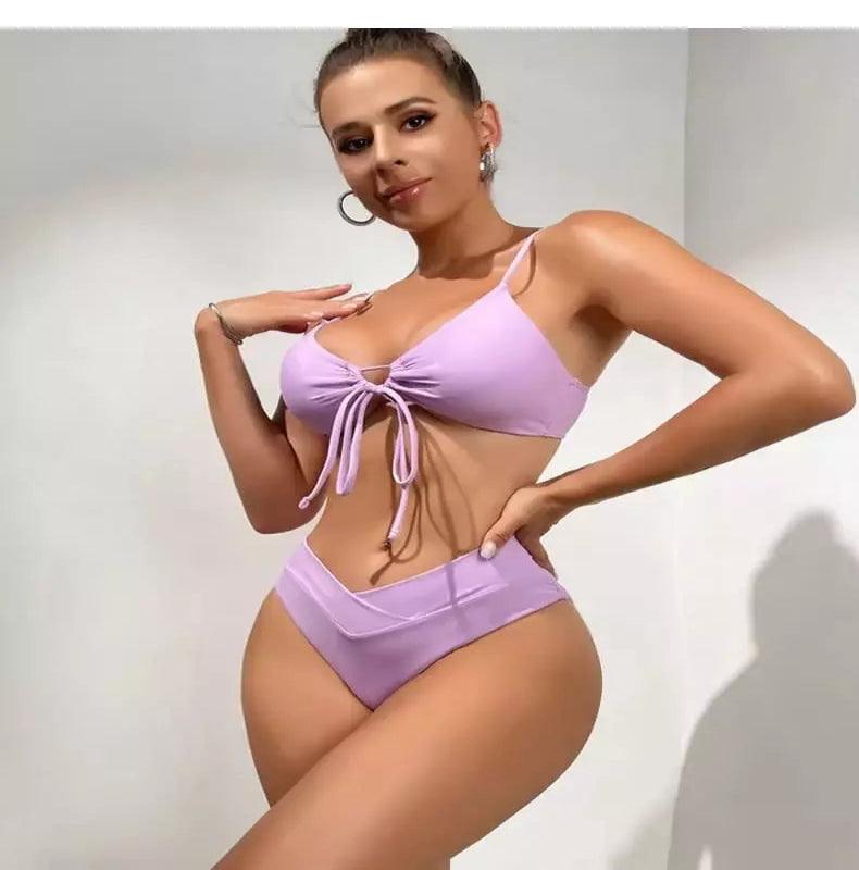 Biquíni lilás com top de amarração frontal e calcinha cintura alta, design minimalista e elegante.