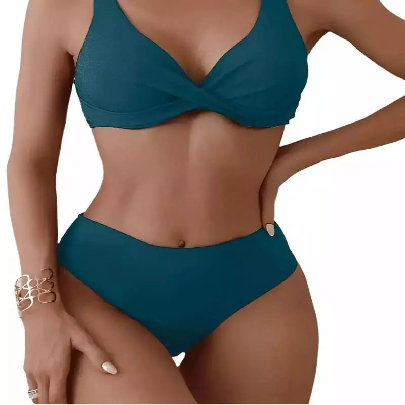 Biquíni verde esmeralda com sutiã estruturado estilo top e calcinha cintura alta básica, tecido liso acetinado